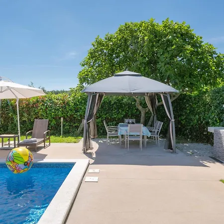 Gracia With Private Pool, Billiards And Play Area