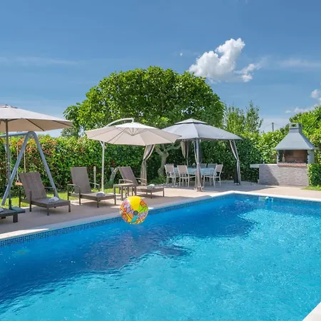 Willa Gracia With Private Pool, Billiards And Play Area