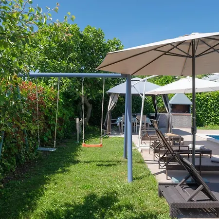 Gracia With Private Pool, Billiards And Play Area *